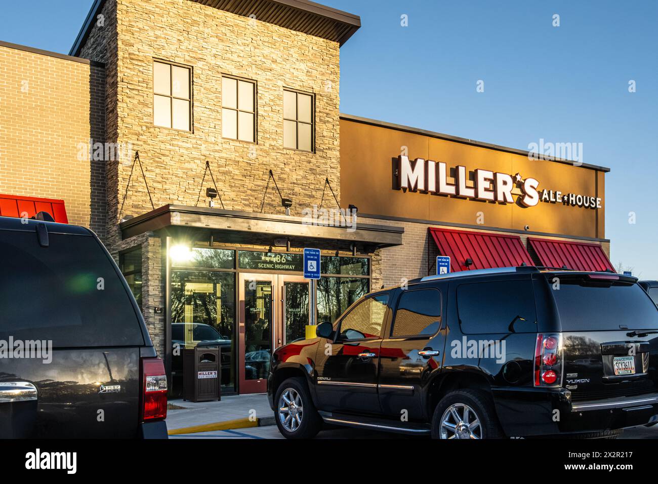 Miller's Ale House, pub ristorante sportivo al tramonto a Snellville, Georgia. (USA) Foto Stock