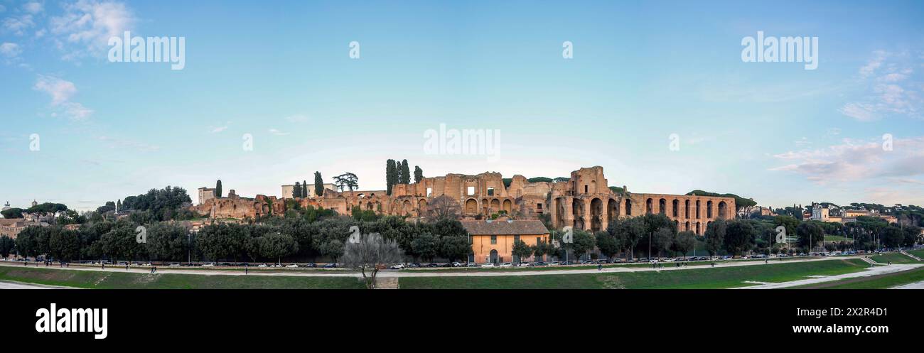 Vista generale esterna delle strutture del foro Romano dal Circo massimo, sotto un cielo azzurro con poche nuvole, Roma, Lazio, Italia Foto Stock