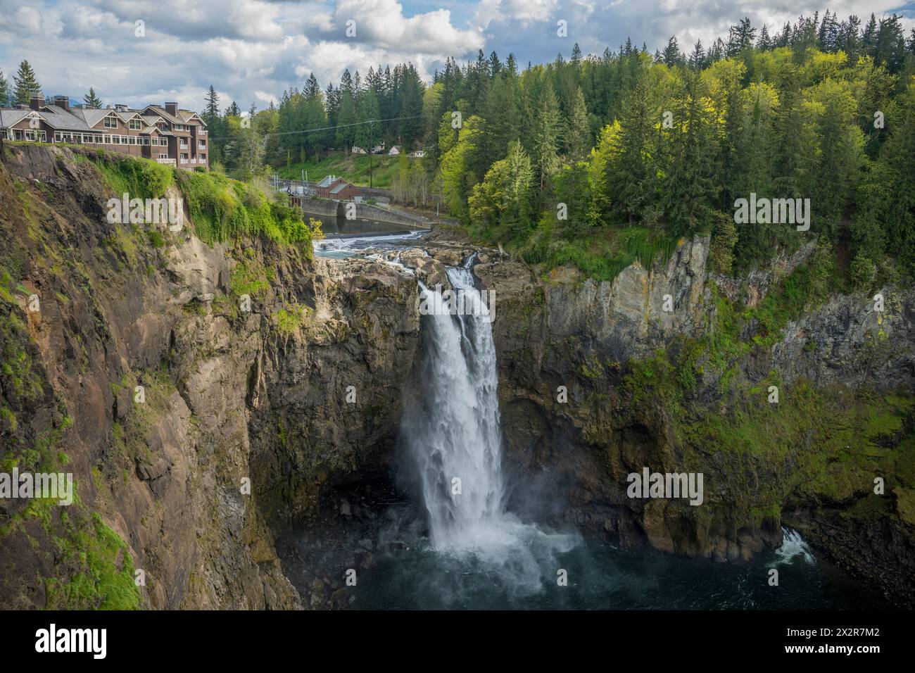 Vista del Salish Lodge sopra le cascate Snoqualmie e il fiume nello stato di Washington, Stati Uniti. Foto Stock