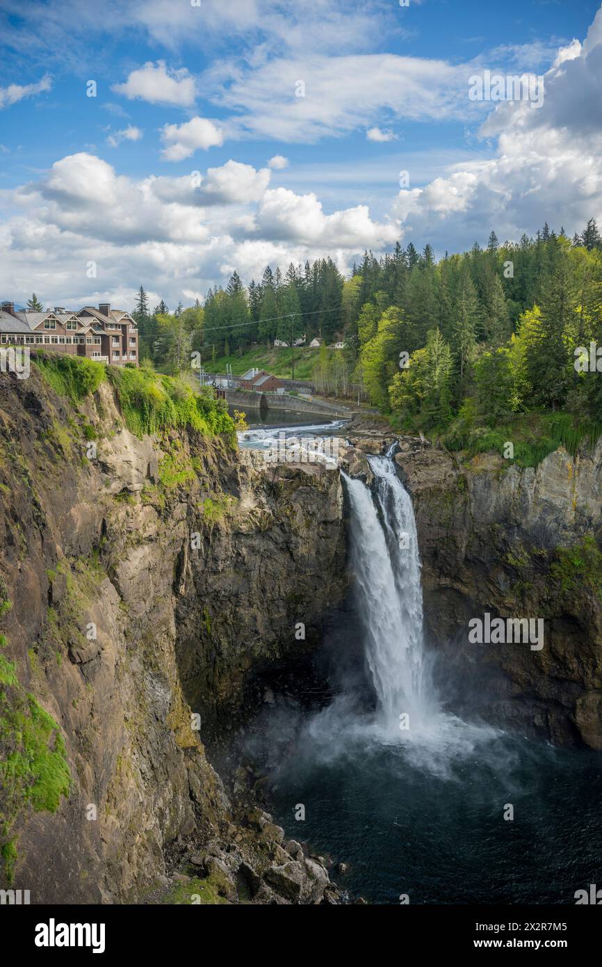 Vista del Salish Lodge sopra le cascate Snoqualmie e il fiume nello stato di Washington, Stati Uniti. Foto Stock