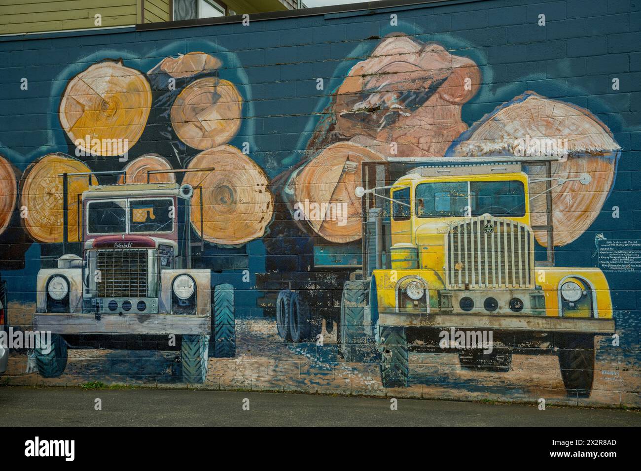 Un murale con camion per legname sulla Railroad Avenue nella città di Snoqualmie nello stato di Washington, Stati Uniti. Foto Stock