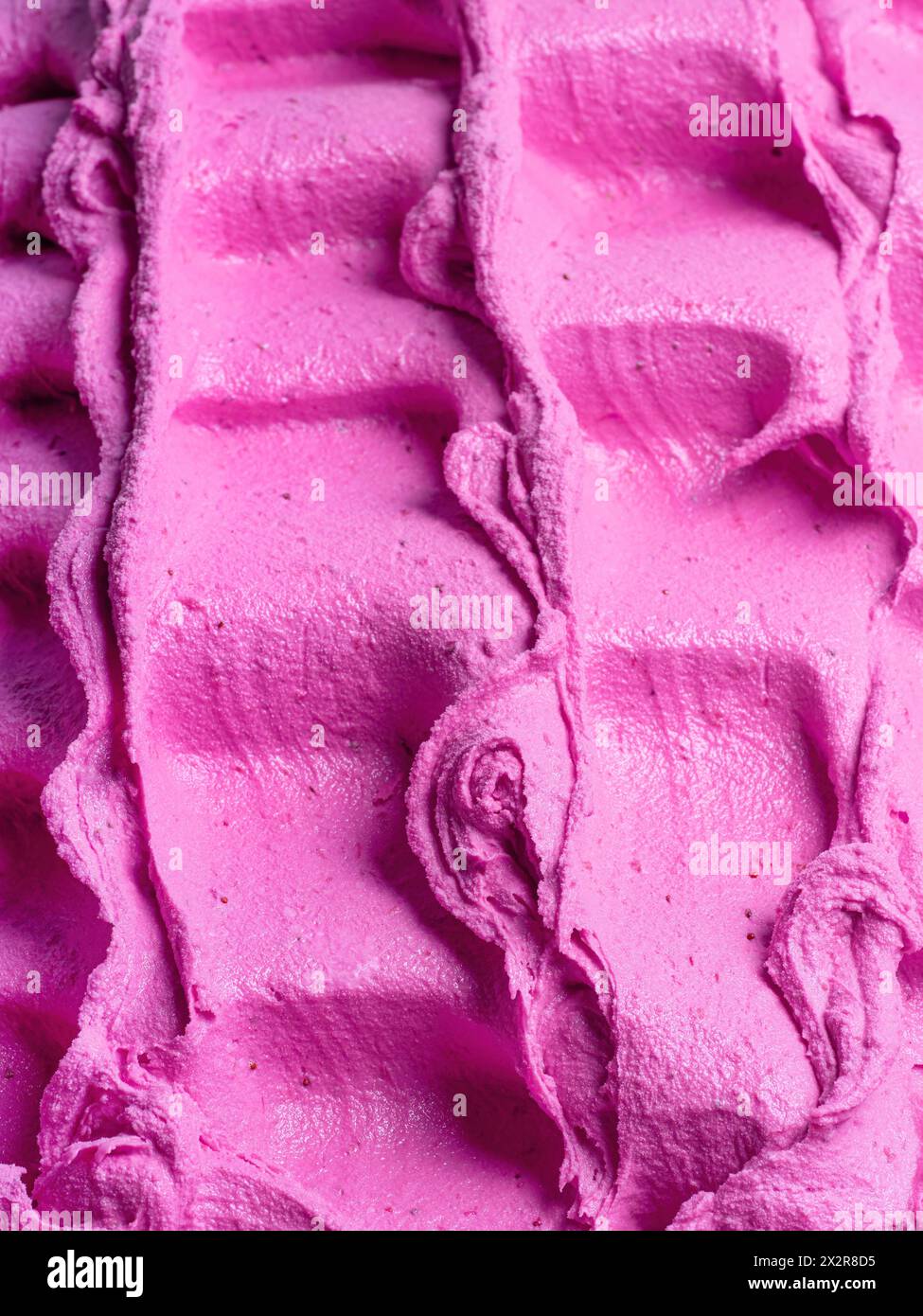 Gelato al lampone congelato - dettaglio completo. Primo piano di una superficie rosa di gelato. Foto Stock