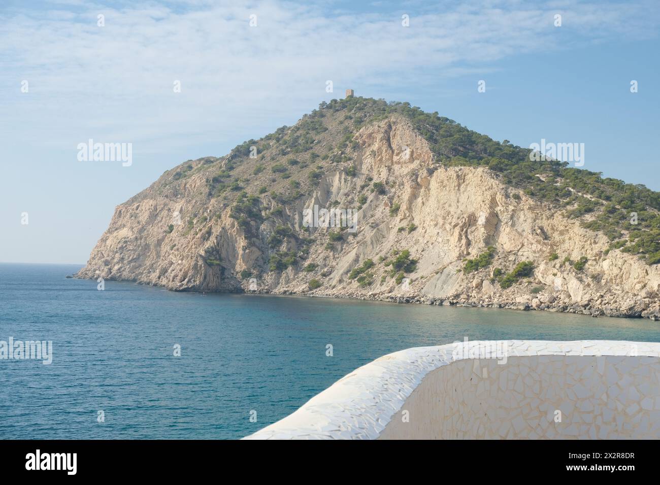 Paesaggio spagnolo. Vista del Mar Mediterraneo, delle coste rocciose, della natura intorno a la Cala Villajoyosa con moderni edifici di appartamenti grattacieli. La Vila Foto Stock