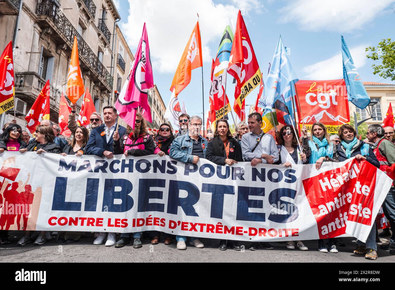 Sophie Binet in processione, dietro la bandiera, marciamo per le nostre libertà, contro le idee di estrema destra, Herault antirazzista, antifascista. marcia unitaria per le nostre libertà e contro le idee di estrema destra, alla presenza di Sophie Binet, organizzata a Beziers da sindacati e associazioni. Francia, Beziers 23 aprile 2024. Patricia Huchot-Boissier / Collectif DyF Foto Stock