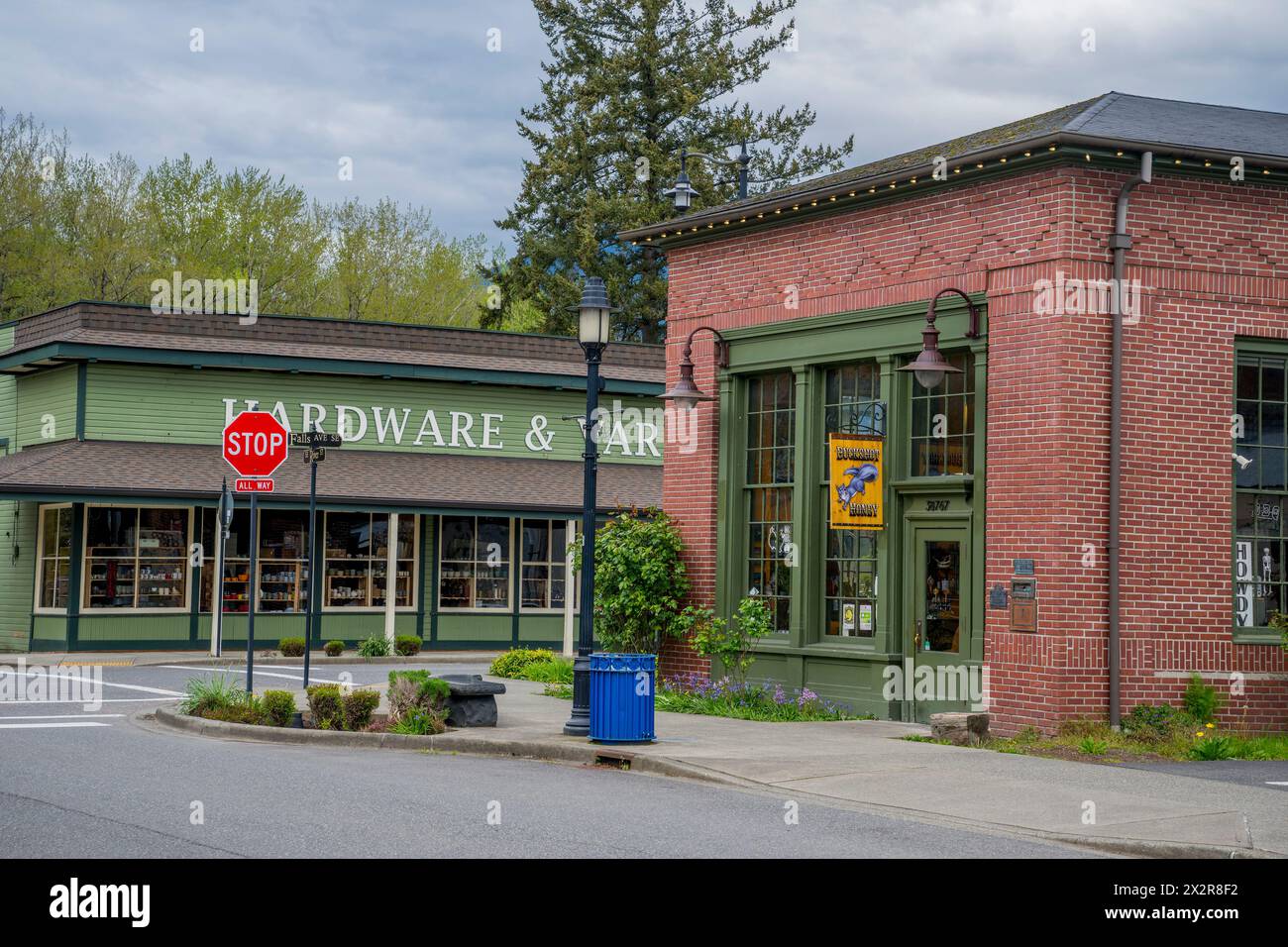 Vista dell'hardware Store e del Buckwheat Honey Restaurant nella città di Snoqualmie nello stato di Washington, Stati Uniti. Foto Stock