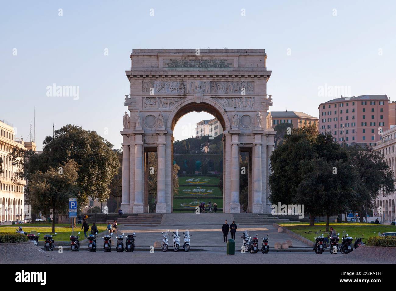Genova, Italia - marzo 29 2019: L'Arco della Vittoria, noto anche come Monumento ai Caduti o Arco dei Caduti, è un arco Foto Stock