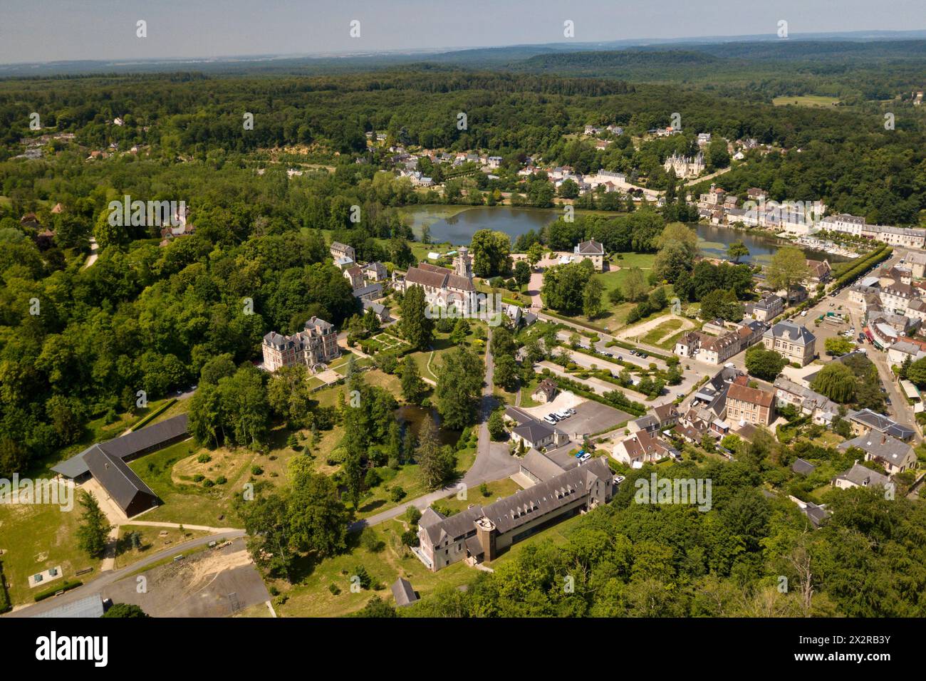 Pierrefonds, Francia - maggio 26 2020: Veduta aerea della città di Pierrefonds situata nel dipartimento dell'Oise, nella regione dell'alta Francia, a sud- Foto Stock