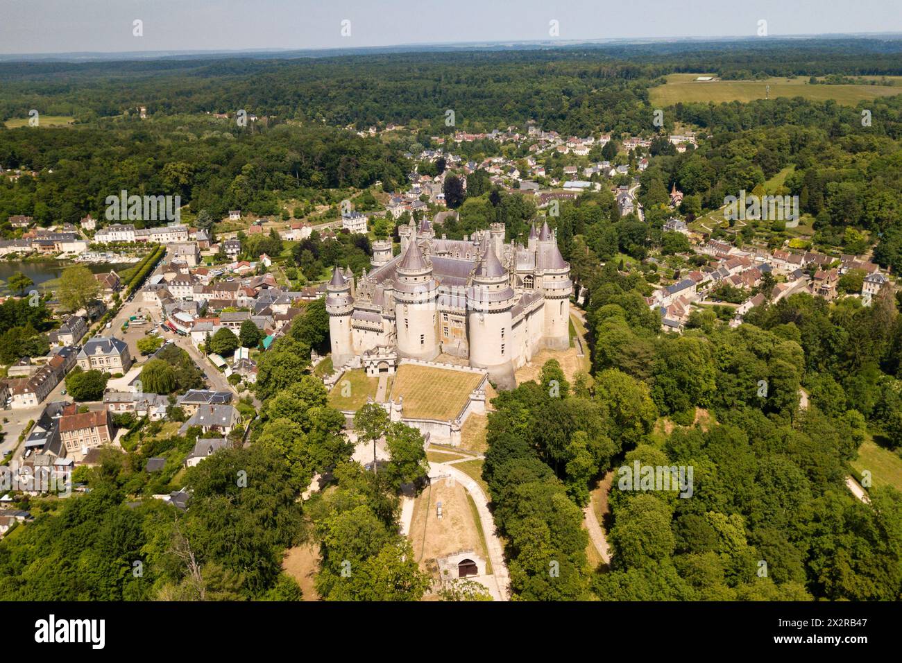 Pierrefonds, Francia - maggio 26 2020: Il castello di Pierrefonds è un imponente castello situato nel dipartimento dell'Oise, nella regione Hauts-de-France, sul Foto Stock