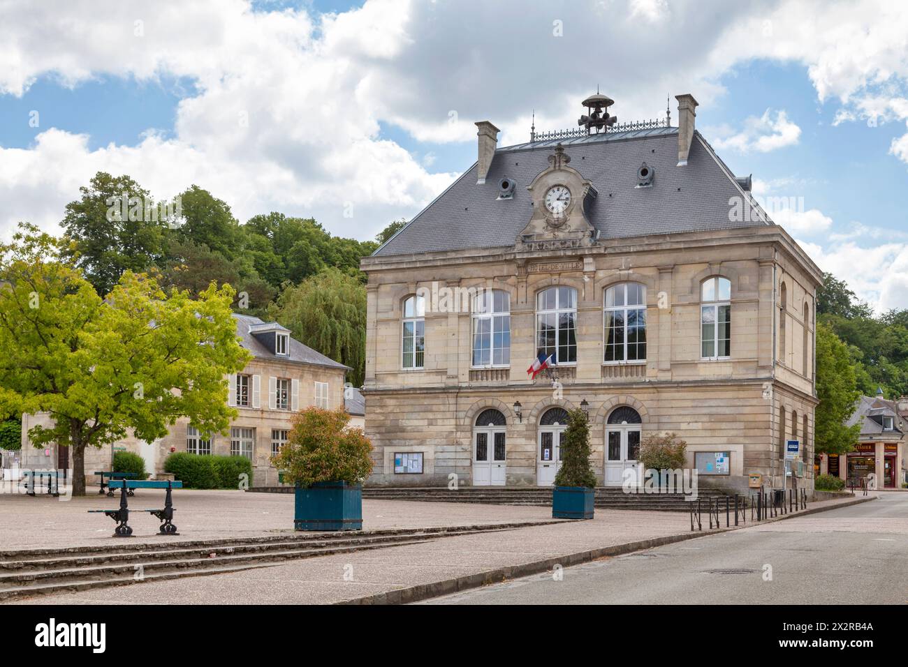 Pierrefonds, Francia - maggio 25 2020: Il municipio si trova di fronte al lago. Foto Stock