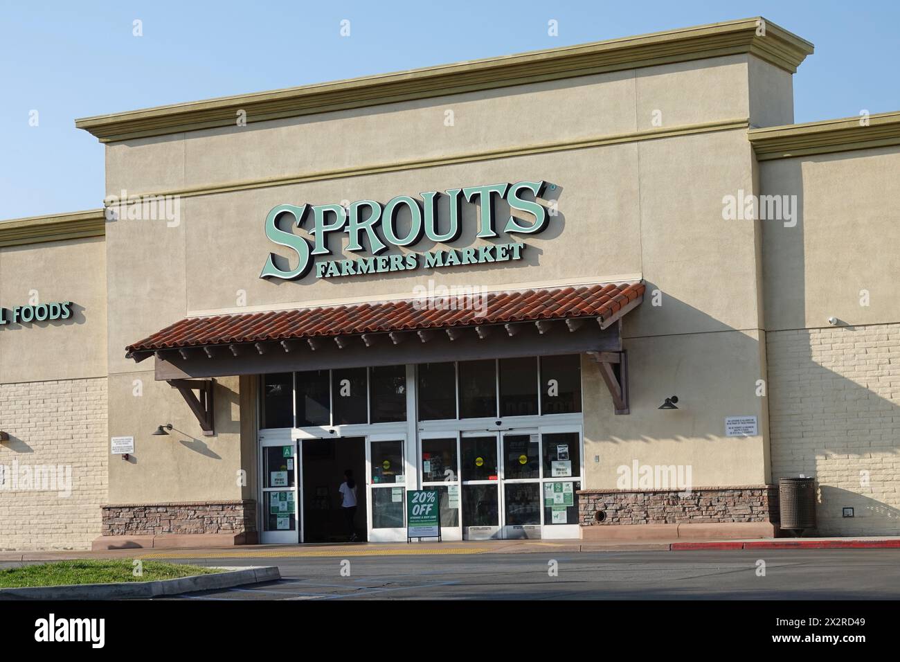 Santa Clarita, CA, Stati Uniti - 19 aprile 2024: Vengono mostrati l'ingresso del negozio e il logo di una catena di supermercati del mercato agricolo dei germogli. Foto Stock