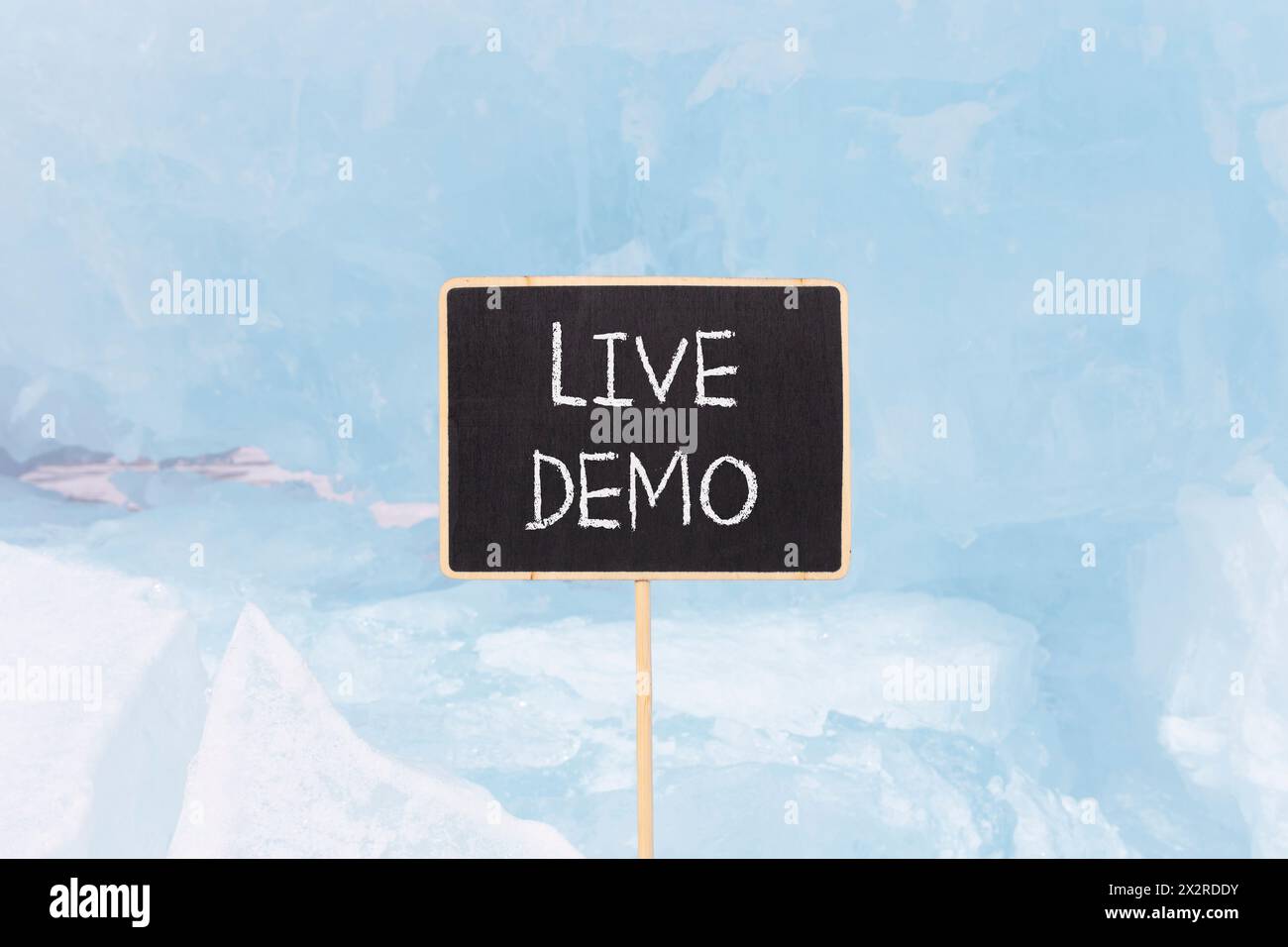 Simbolo demo dal vivo. Demo di Concept Words Live su una bellissima lavagna nera gialla. Bellissimo sfondo blu di ghiaccio. Copia spazio. Conc. Demo aziendali e live Foto Stock