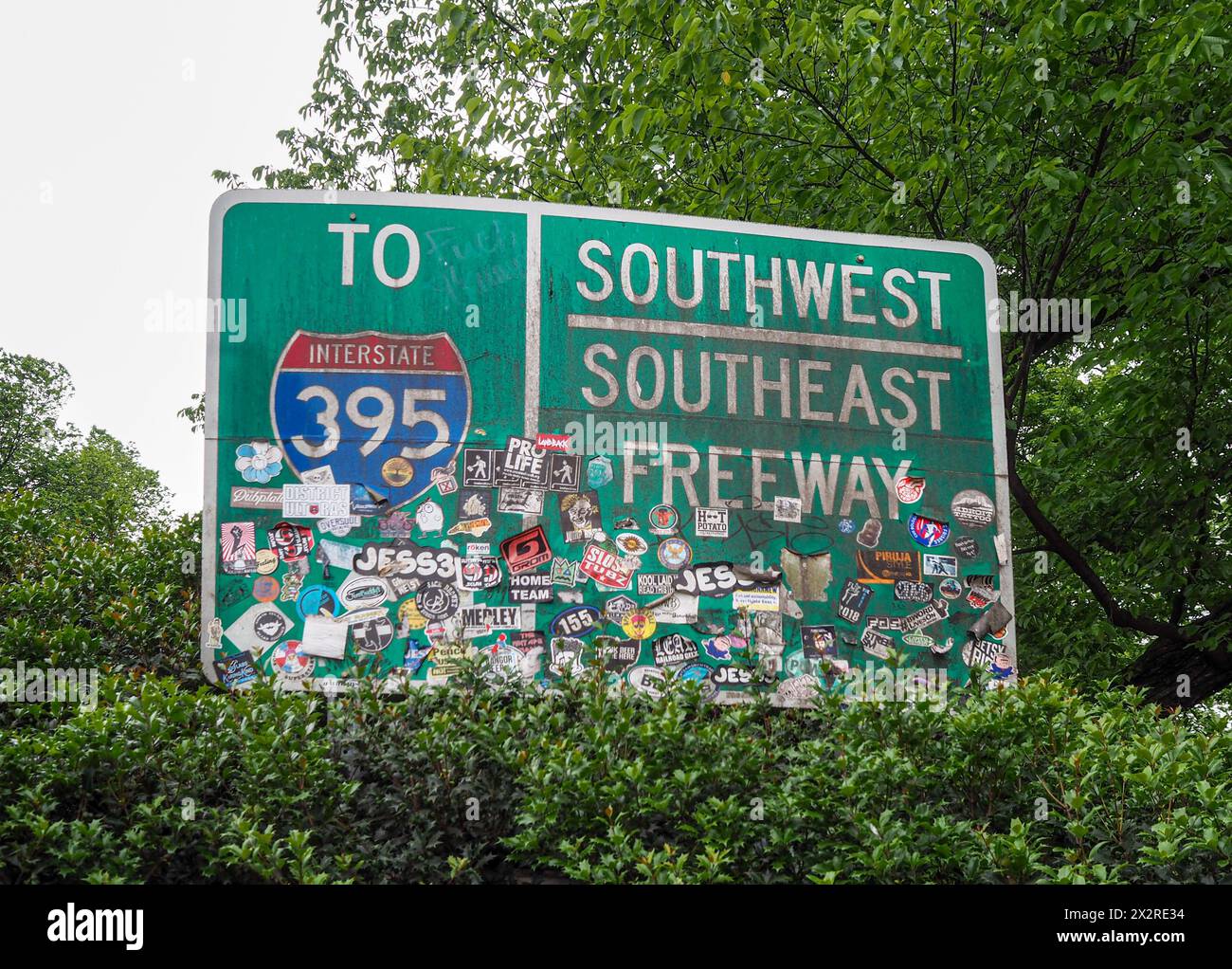 Il cartello autostradale per l'Interstate 395 a Washington DC contiene alcuni adesivi. Foto Stock