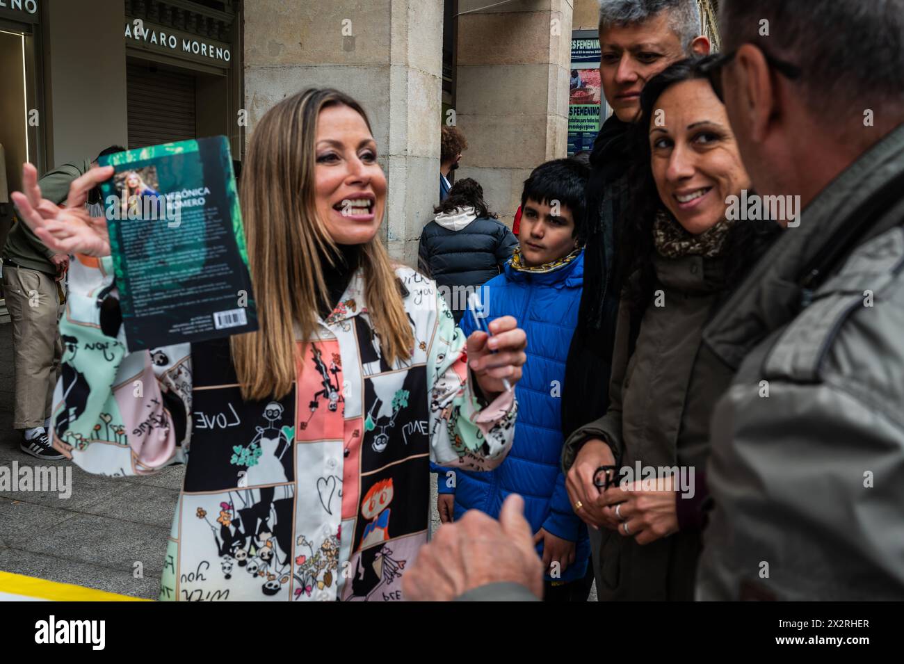 La cantante e autrice Veronica Romero, ex concorrente della prima edizione di Operación Triunfo, firma copie del suo libro sul Paseo Independencia du Foto Stock