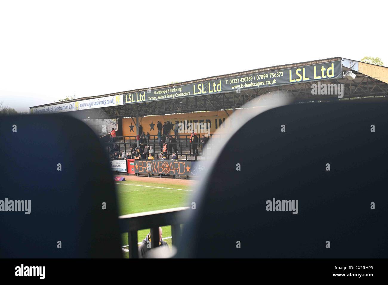 Vista generale all'interno dello stadio di Newmarket Road End durante la partita Sky Bet League 1 tra Cambridge United e Wycombe Wanderers al Cledara Abbey Stadium, Cambridge, martedì 23 aprile 2024. (Foto: Kevin Hodgson | mi News) crediti: MI News & Sport /Alamy Live News Foto Stock