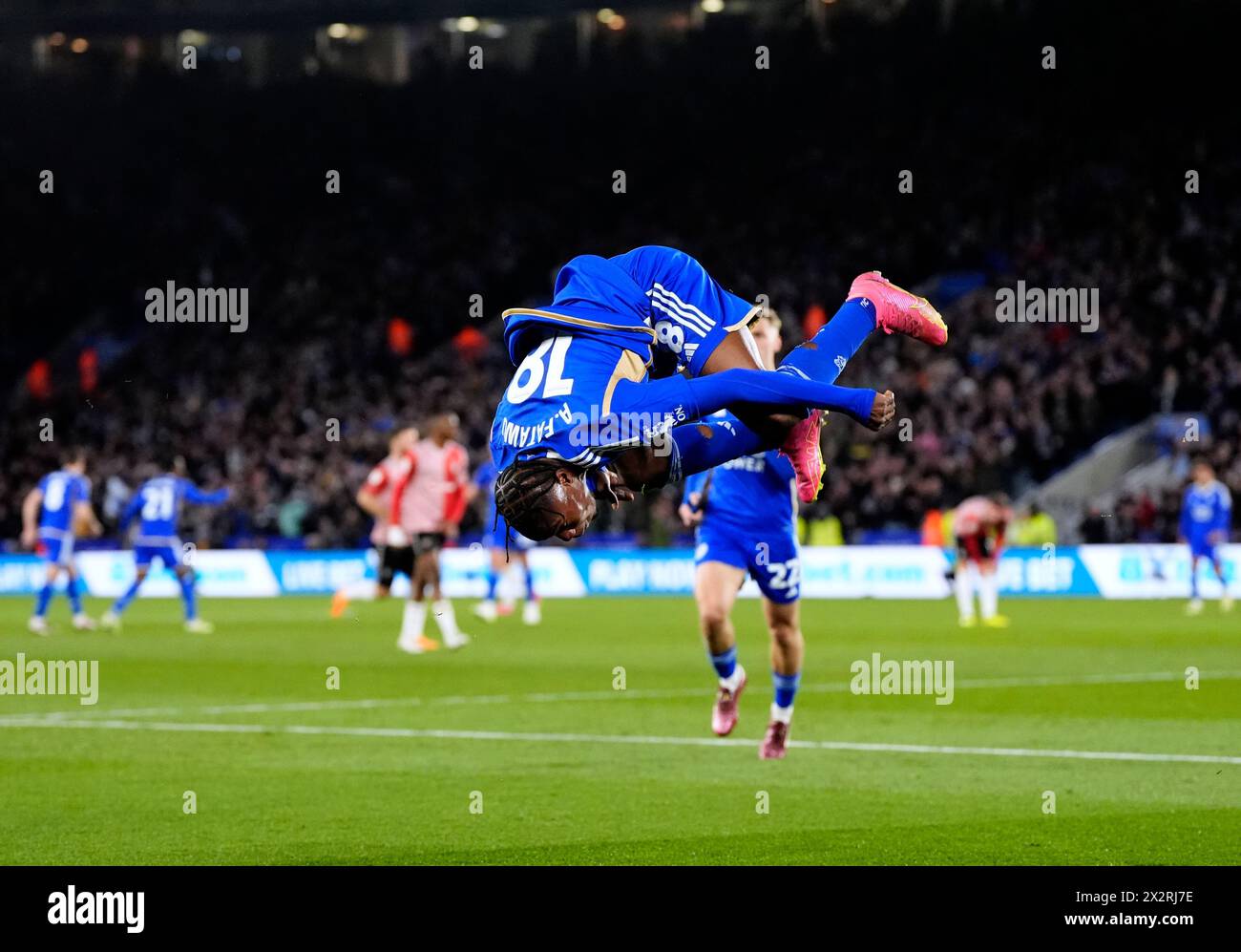 Abdul Fatawu di Leicester City fa un salto mentre celebra il primo gol della squadra durante la partita del campionato Sky Bet al King Power Stadium di Leicester. Data foto: Martedì 23 aprile 2024. Foto Stock