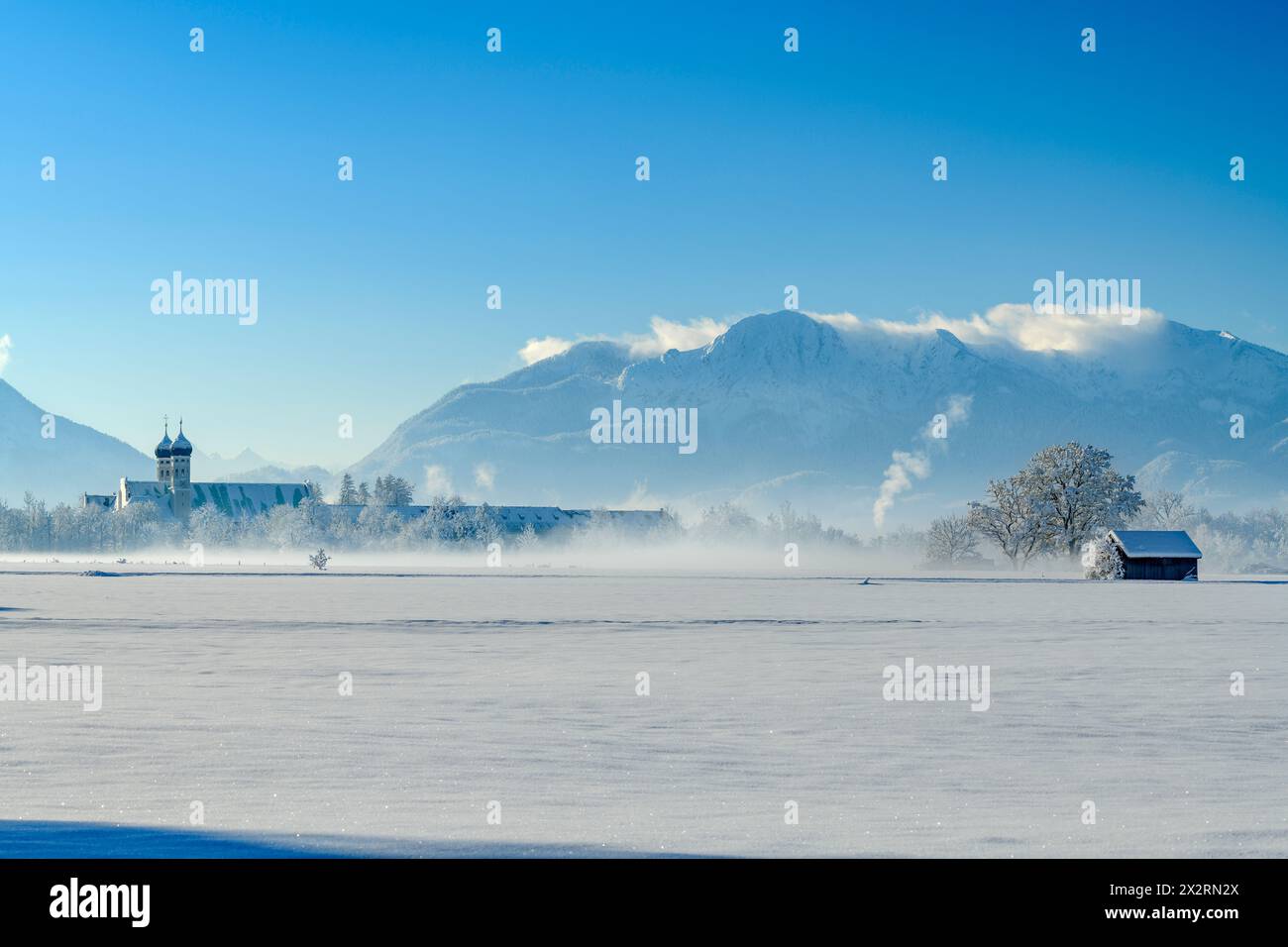 Abbazia di Benediktbeuern vicino alle Alpi bavaresi in inverno, Benediktbeuern, alta Baviera, Baviera, Germania Foto Stock