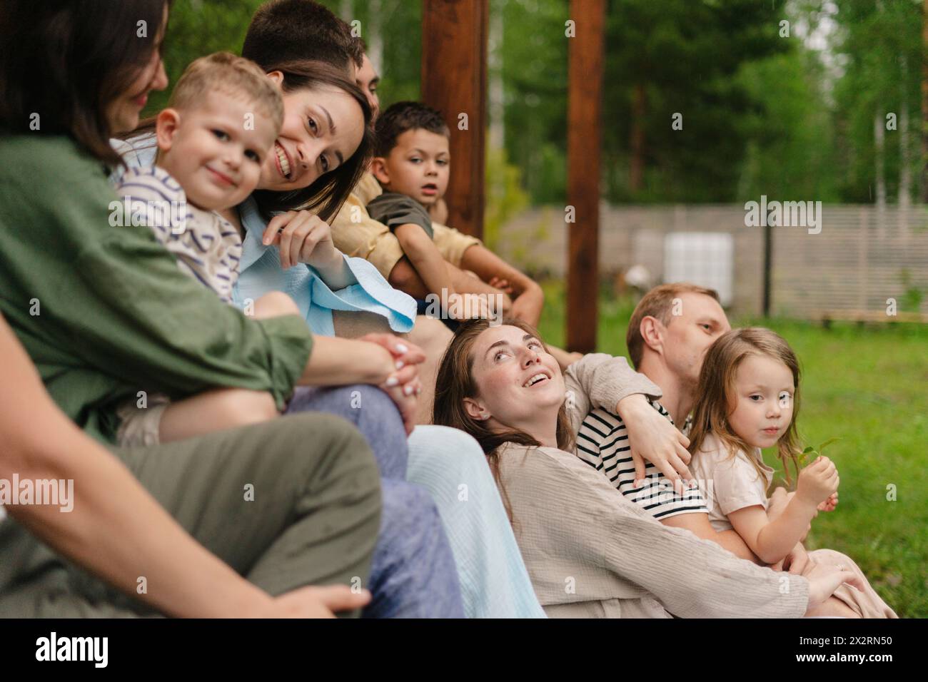 Famiglia e amici felici che si riuniscono in vacanza estiva Foto Stock