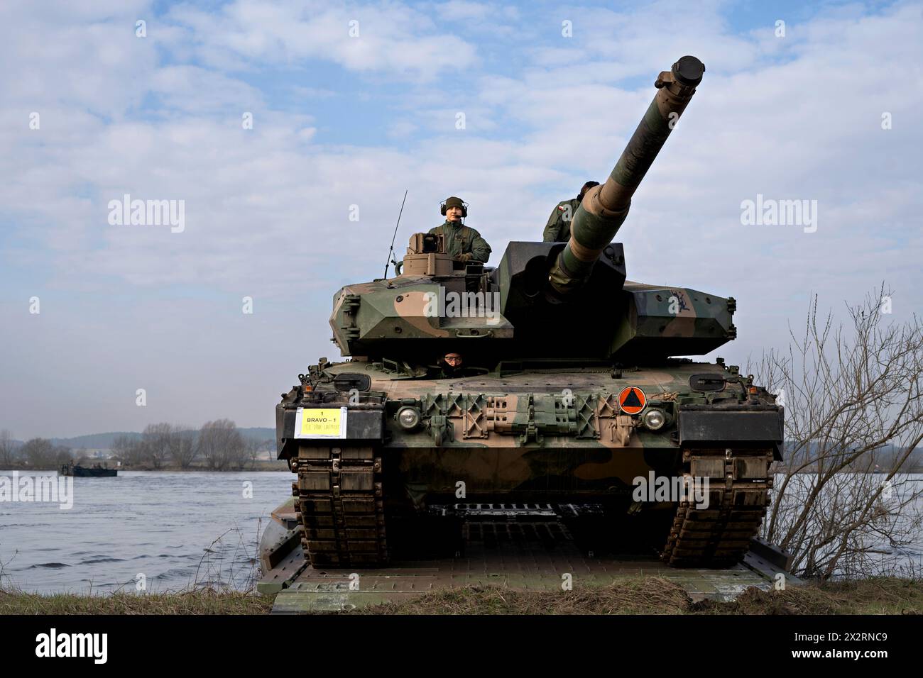Gniew, Polonia. 3 marzo 2024. Un carro armato da battaglia principale Leclerc S2 dell'esercito francese attraversa il fiume Vistola durante l'esercitazione militare polacca Dragon-24, il 4 marzo 2024, a Gniew, in Polonia. L'esercitazione su larga scala ha comportato lo spostamento di armature da 8 paesi della NATO attraverso la campagna polacca durante le condizioni invernali. Credito: SFC Kyle Larsen/US Army Photo/Alamy Live News Foto Stock