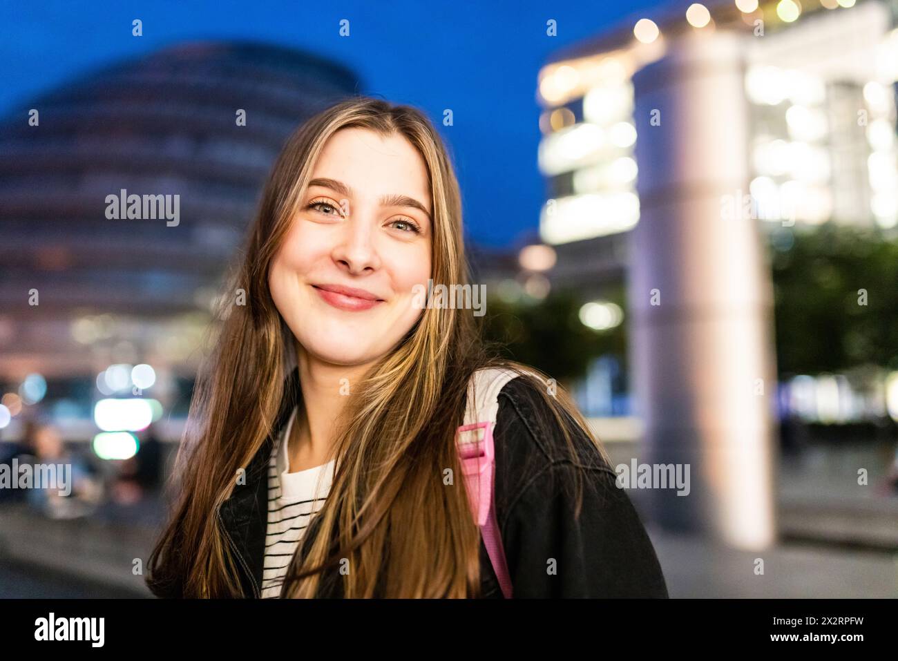 Bella donna felice in città di notte Foto Stock