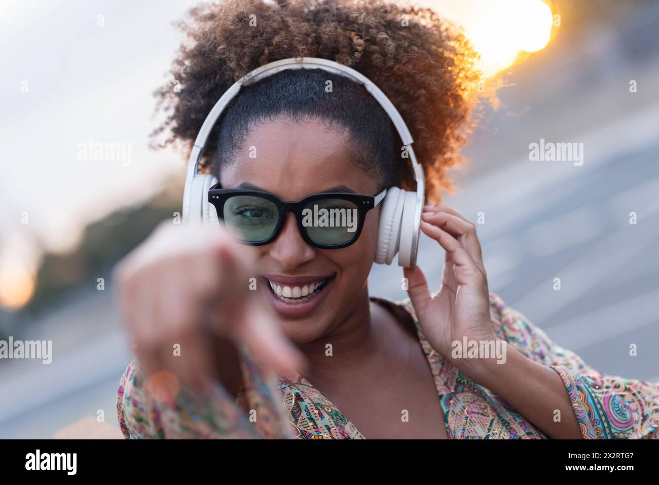 Donna felice che ascolta musica e si diverte Foto Stock