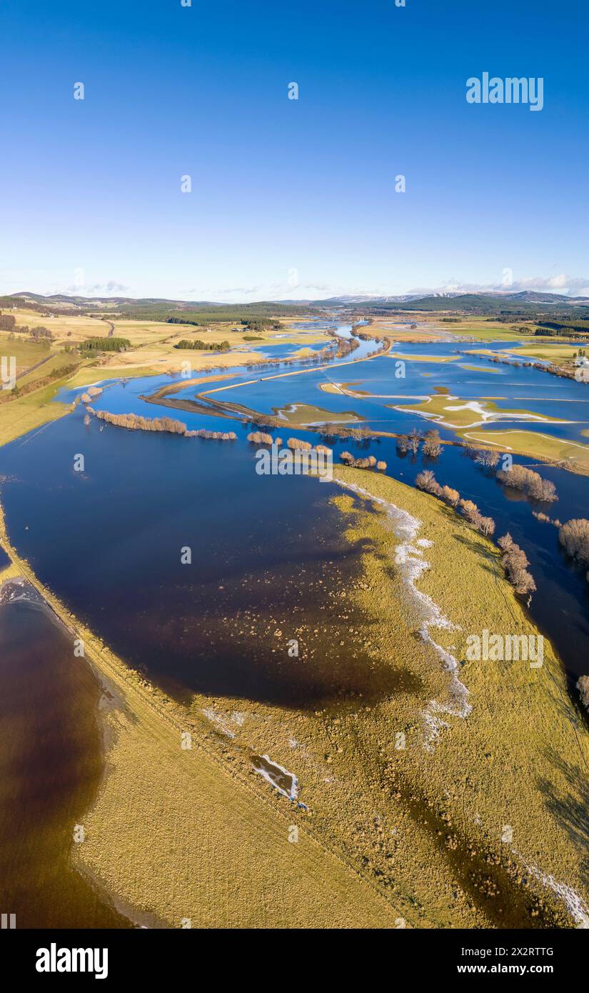 Regno Unito, Scozia, Boat of Garten, veduta aerea del fiume Spey in piena Foto Stock