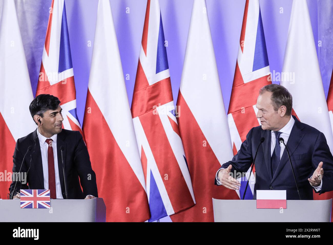 Il primo ministro della Polonia Donald Tusk e il primo ministro del Regno Unito Rishi Sunak si incontrano a Varsavia, la capitale della Polonia, per i colloqui bilaterali nella Cancelleria del primo ministro in via Ujazdowska il 23 aprile 2024. Foto Stock