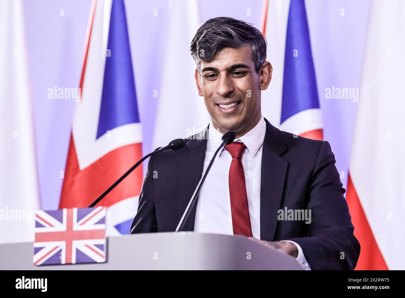 Il primo ministro della Polonia Donald Tusk e il primo ministro del Regno Unito Rishi Sunak si incontrano a Varsavia, la capitale della Polonia, per i colloqui bilaterali nella Cancelleria del primo ministro in via Ujazdowska il 23 aprile 2024. Foto Stock