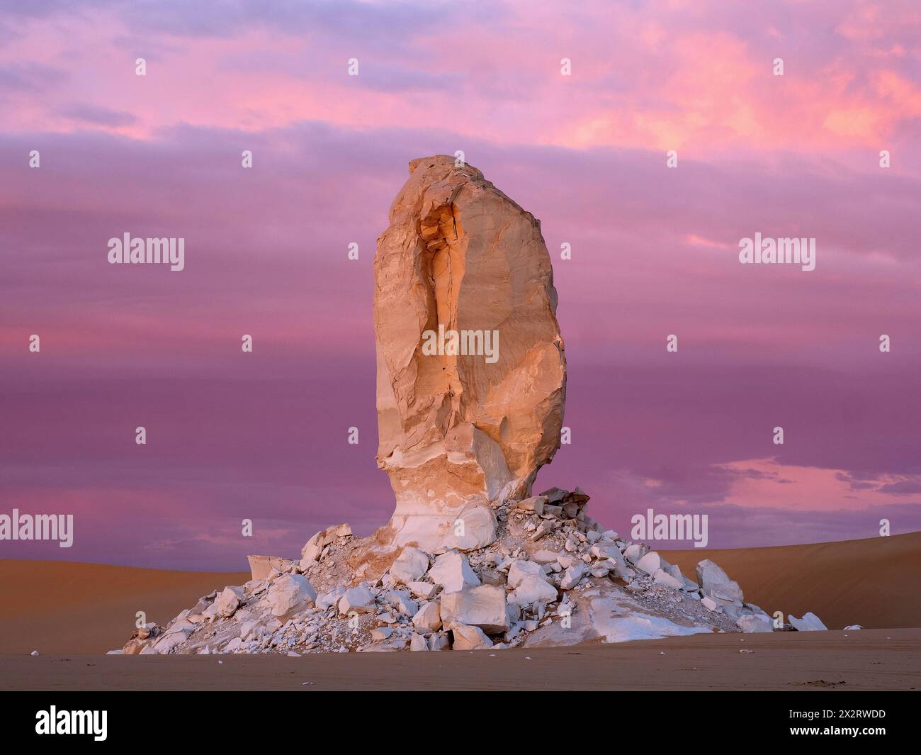 Formazioni rocciose calcaree nel deserto del Sahara sotto il cielo nuvoloso al tramonto, Egitto Foto Stock