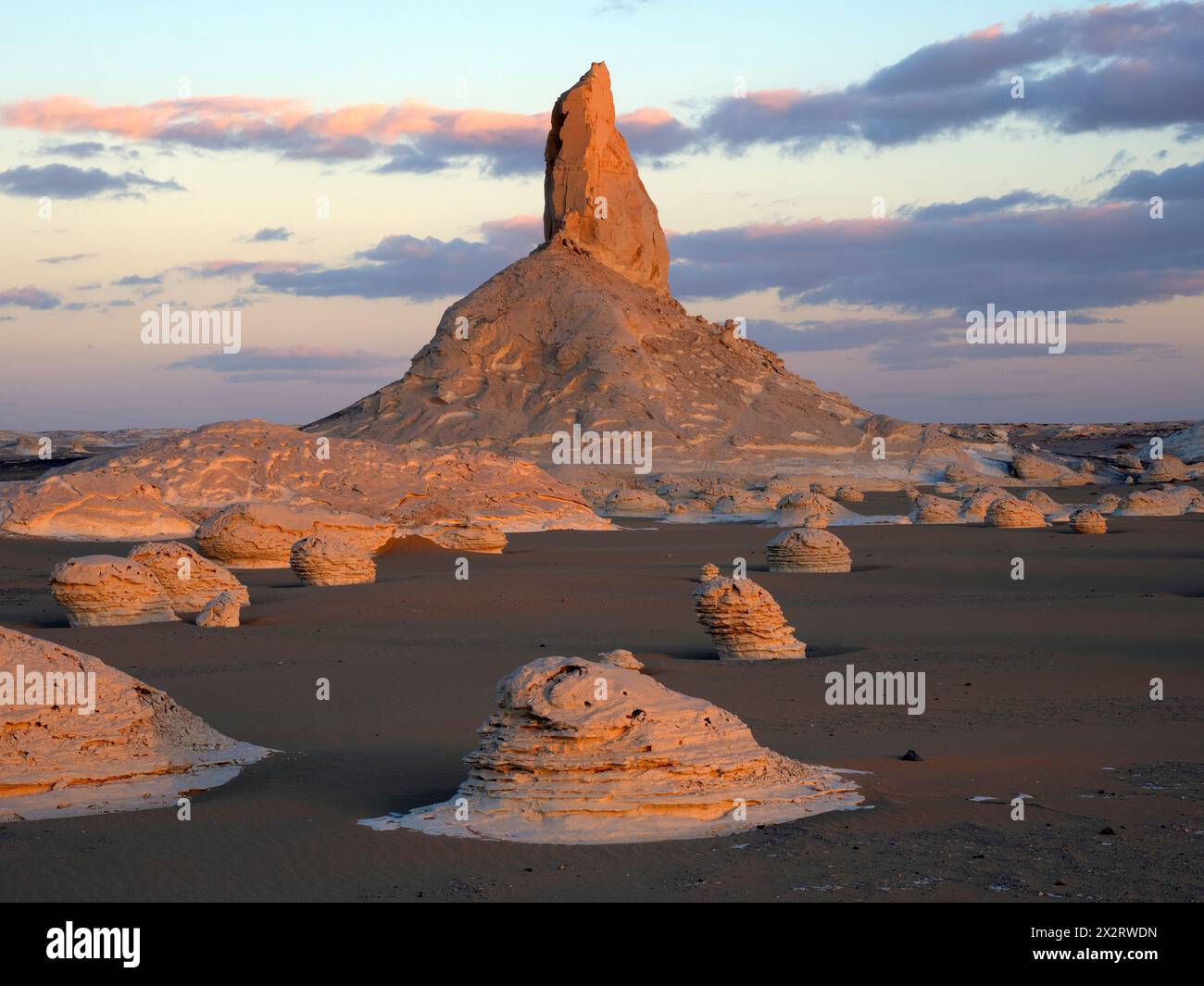 Formazioni rocciose calcaree sotto il cielo nuvoloso nel deserto del Sahara, Egitto Foto Stock