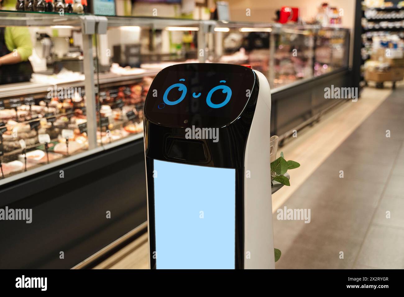 Un simpatico robot di consegna in giro al supermercato Foto Stock
