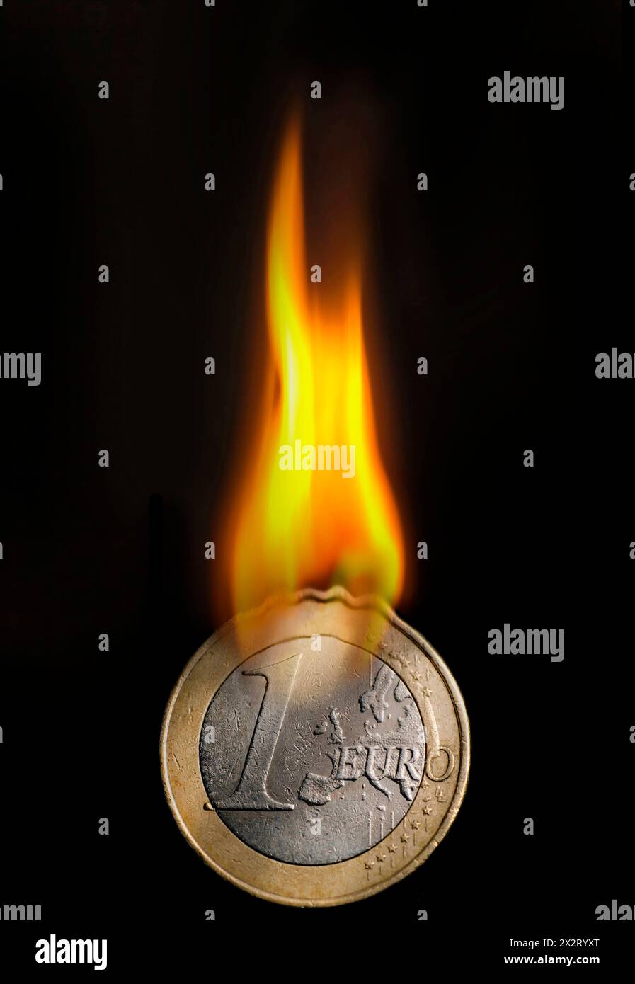 Moneta in euro a fuoco su sfondo nero Foto Stock