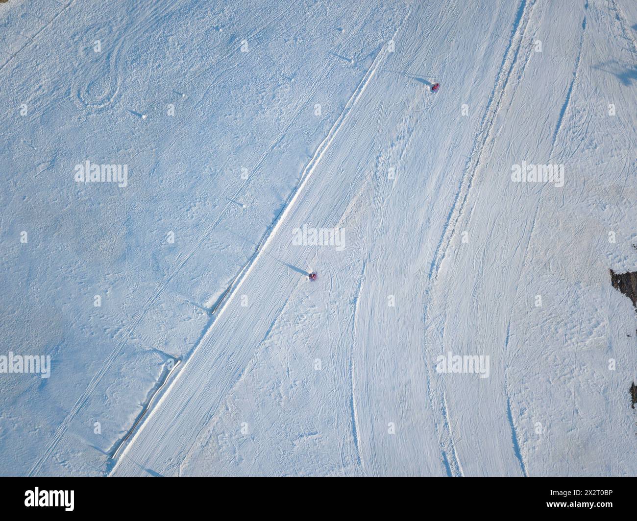Vista aerea dall'alto verso il basso della pista da sci nella stagione invernale. Serra da Estrela, Portogallo. Foto Stock