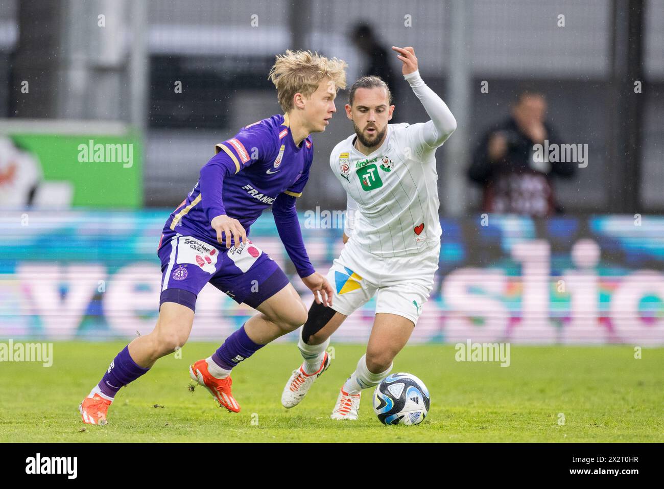 ABD0152 20240423 - INNSBRUCK - Österreich: V.l. Frans Krätzig (FK Austria Wien), Lukas Sulzbacher (WSG Tirol) am Dienstag, 23. Aprile 2024, während der Admiral Bundesliga-Begegnung der Qualifikationsgruppe, 6. Runde, zwischen WSG Swarovski Tirol und FK Austria Wien a Innsbruck. - FOTO: APA/EXPA/JOHANN GRODER - 20240423 PD9137 credito: APA-PictureDesk/Alamy Live News Foto Stock