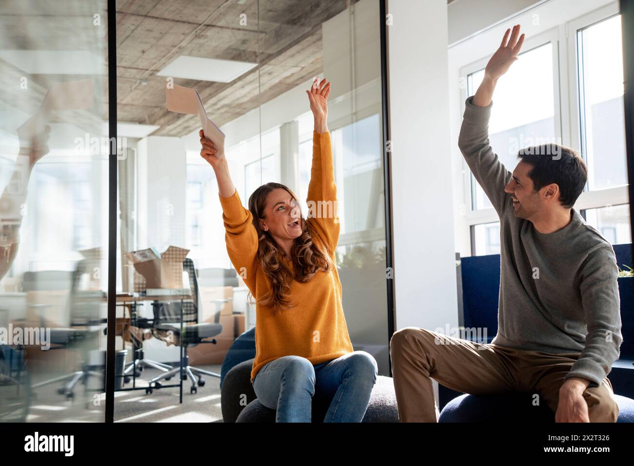Business di successo di persone a celebrare in ufficio Foto Stock