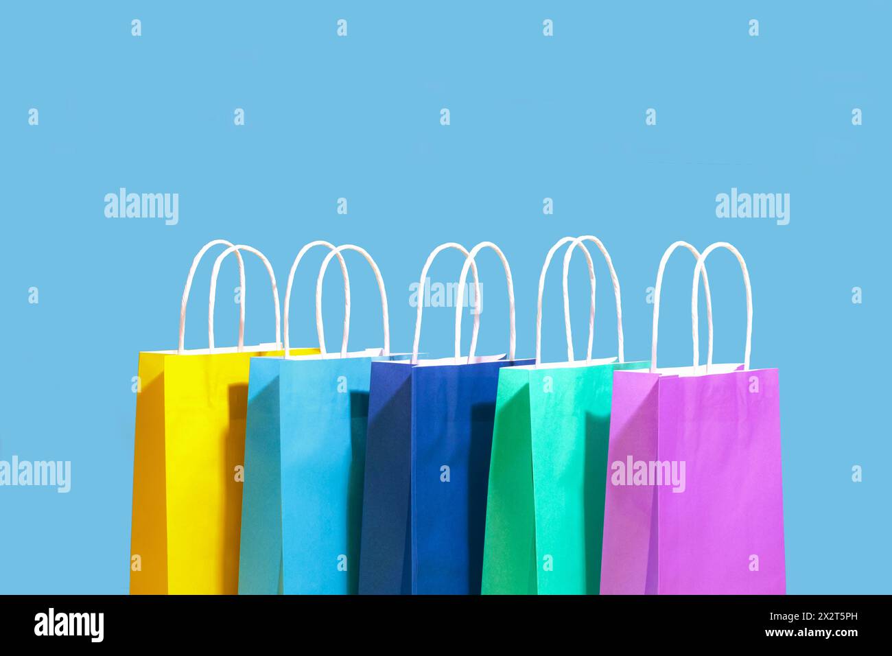 Sacchetti per la spesa multicolore su sfondo blu Foto Stock
