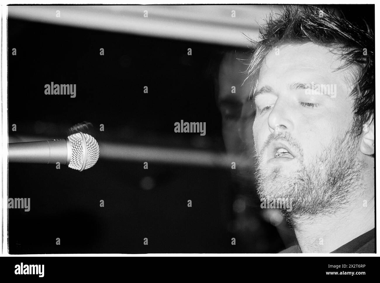 GUY GARVEY, GOMITO, GIOVANE, 2001: Un giovane Guy Garvey della rock band britannica Elbow che suona dal vivo con il loro album di debutto 'Asleep in the Back' al Clwb Ifor Bach (The Welsh Club) a Cardiff, Galles, Regno Unito il 6 maggio 2001. Fotografia: Rob Watkins. INFO: Elbow, un gruppo rock britannico formatosi nel 1997 a Manchester, affascina il pubblico con i loro testi emozionali e melodie tematiche. Successi come "One Day Like This" mettono in risalto il loro suono distintivo, guadagnandosi il plauso della critica e una base di fan dedicata in tutto il mondo. Foto Stock
