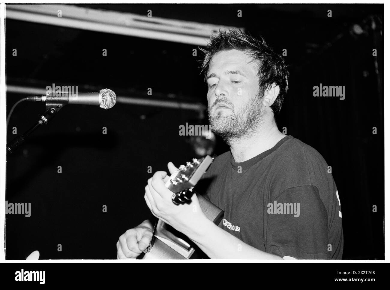 GUY GARVEY, GOMITO, GIOVANE, 2001: Un giovane Guy Garvey della rock band britannica Elbow che suona dal vivo con il loro album di debutto 'Asleep in the Back' al Clwb Ifor Bach (The Welsh Club) a Cardiff, Galles, Regno Unito il 6 maggio 2001. Fotografia: Rob Watkins. INFO: Elbow, un gruppo rock britannico formatosi nel 1997 a Manchester, affascina il pubblico con i loro testi emozionali e melodie tematiche. Successi come "One Day Like This" mettono in risalto il loro suono distintivo, guadagnandosi il plauso della critica e una base di fan dedicata in tutto il mondo. Foto Stock