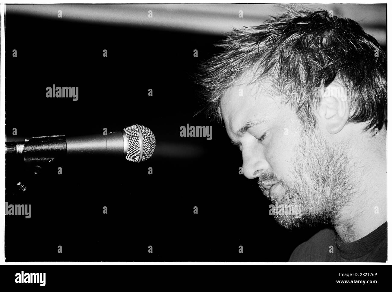 GUY GARVEY, GOMITO, GIOVANE, 2001: Un giovane Guy Garvey della rock band britannica Elbow che suona dal vivo con il loro album di debutto 'Asleep in the Back' al Clwb Ifor Bach (The Welsh Club) a Cardiff, Galles, Regno Unito il 6 maggio 2001. Fotografia: Rob Watkins. INFO: Elbow, un gruppo rock britannico formatosi nel 1997 a Manchester, affascina il pubblico con i loro testi emozionali e melodie tematiche. Successi come "One Day Like This" mettono in risalto il loro suono distintivo, guadagnandosi il plauso della critica e una base di fan dedicata in tutto il mondo. Foto Stock