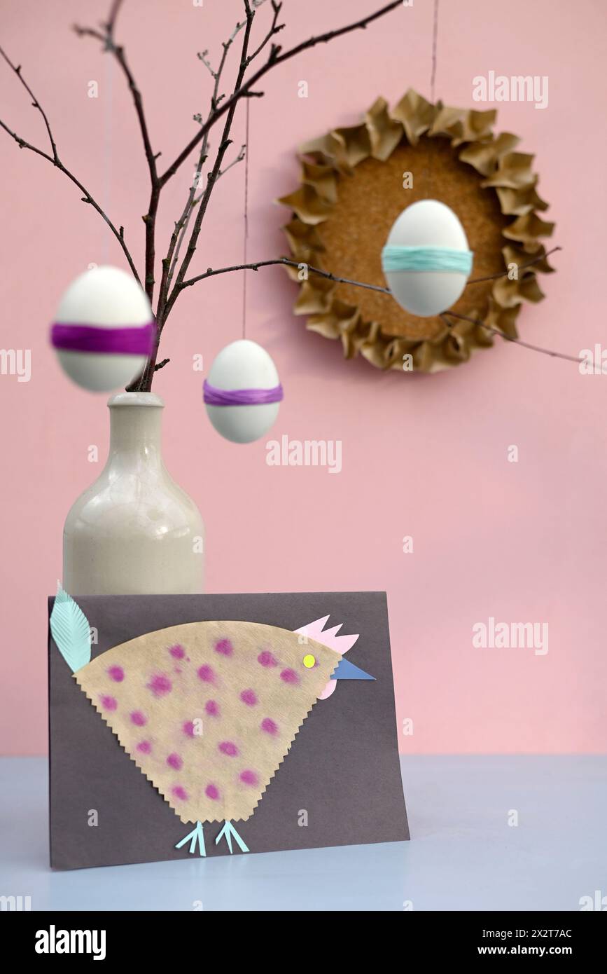 Stuzzichino di uova di Pasqua fai da te e gallina di carta artigianale Foto Stock