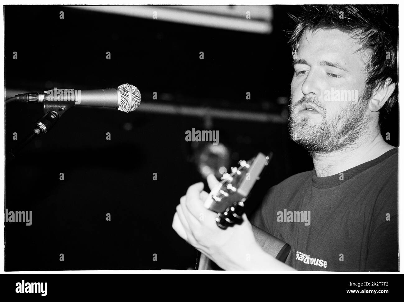 GUY GARVEY, GOMITO, GIOVANE, 2001: Un giovane Guy Garvey della rock band britannica Elbow che suona dal vivo con il loro album di debutto 'Asleep in the Back' al Clwb Ifor Bach (The Welsh Club) a Cardiff, Galles, Regno Unito il 6 maggio 2001. Fotografia: Rob Watkins. INFO: Elbow, un gruppo rock britannico formatosi nel 1997 a Manchester, affascina il pubblico con i loro testi emozionali e melodie tematiche. Successi come "One Day Like This" mettono in risalto il loro suono distintivo, guadagnandosi il plauso della critica e una base di fan dedicata in tutto il mondo. Foto Stock
