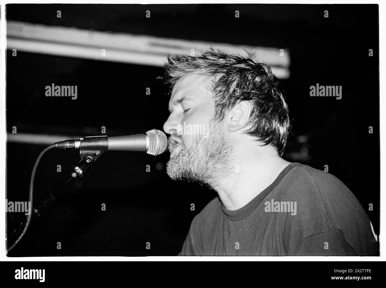 GUY GARVEY, GOMITO, GIOVANE, 2001: Un giovane Guy Garvey della rock band britannica Elbow che suona dal vivo con il loro album di debutto 'Asleep in the Back' al Clwb Ifor Bach (The Welsh Club) a Cardiff, Galles, Regno Unito il 6 maggio 2001. Fotografia: Rob Watkins. INFO: Elbow, un gruppo rock britannico formatosi nel 1997 a Manchester, affascina il pubblico con i loro testi emozionali e melodie tematiche. Successi come "One Day Like This" mettono in risalto il loro suono distintivo, guadagnandosi il plauso della critica e una base di fan dedicata in tutto il mondo. Foto Stock