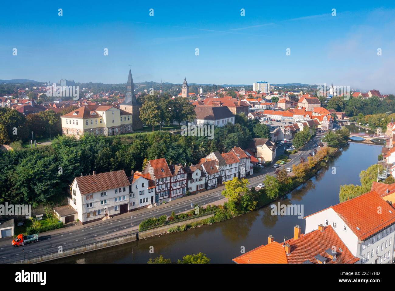 Germania, Assia, Eschwege, vista aerea delle case storiche lungo il fiume Werra Foto Stock