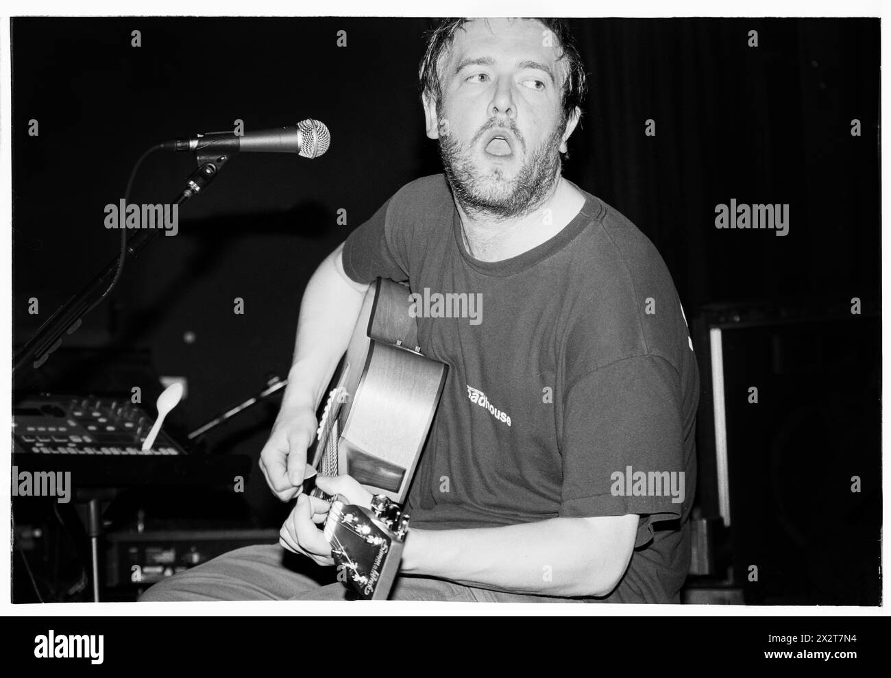 GUY GARVEY, GOMITO, GIOVANE, 2001: Un giovane Guy Garvey della rock band britannica Elbow che suona dal vivo con il loro album di debutto 'Asleep in the Back' al Clwb Ifor Bach (The Welsh Club) a Cardiff, Galles, Regno Unito il 6 maggio 2001. Fotografia: Rob Watkins. INFO: Elbow, un gruppo rock britannico formatosi nel 1997 a Manchester, affascina il pubblico con i loro testi emozionali e melodie tematiche. Successi come "One Day Like This" mettono in risalto il loro suono distintivo, guadagnandosi il plauso della critica e una base di fan dedicata in tutto il mondo. Foto Stock