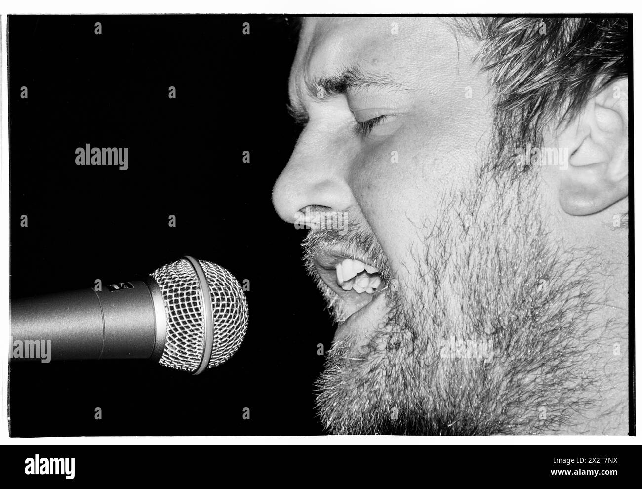 GUY GARVEY, GOMITO, GIOVANE, 2001: Un giovane Guy Garvey della rock band britannica Elbow che suona dal vivo con il loro album di debutto 'Asleep in the Back' al Clwb Ifor Bach (The Welsh Club) a Cardiff, Galles, Regno Unito il 6 maggio 2001. Fotografia: Rob Watkins. INFO: Elbow, un gruppo rock britannico formatosi nel 1997 a Manchester, affascina il pubblico con i loro testi emozionali e melodie tematiche. Successi come "One Day Like This" mettono in risalto il loro suono distintivo, guadagnandosi il plauso della critica e una base di fan dedicata in tutto il mondo. Foto Stock