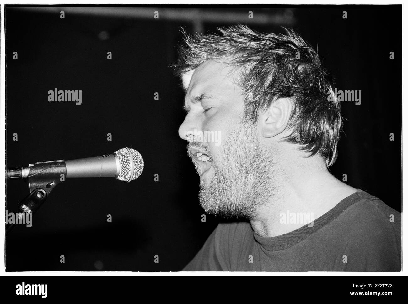 GUY GARVEY, GOMITO, GIOVANE, 2001: Un giovane Guy Garvey della rock band britannica Elbow che suona dal vivo con il loro album di debutto 'Asleep in the Back' al Clwb Ifor Bach (The Welsh Club) a Cardiff, Galles, Regno Unito il 6 maggio 2001. Fotografia: Rob Watkins. INFO: Elbow, un gruppo rock britannico formatosi nel 1997 a Manchester, affascina il pubblico con i loro testi emozionali e melodie tematiche. Successi come "One Day Like This" mettono in risalto il loro suono distintivo, guadagnandosi il plauso della critica e una base di fan dedicata in tutto il mondo. Foto Stock