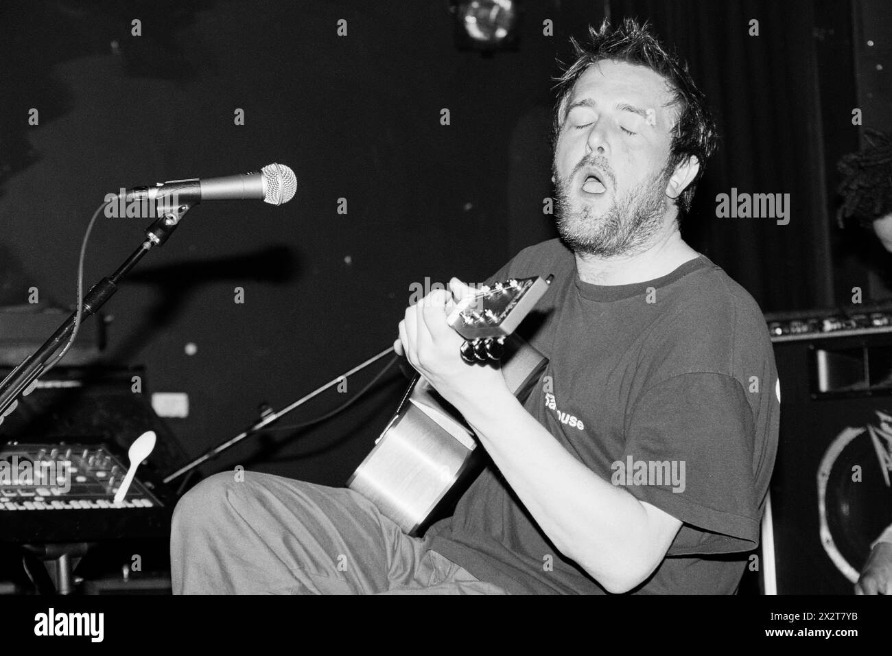 GUY GARVEY, GOMITO, GIOVANE, 2001: Un giovane Guy Garvey della rock band britannica Elbow che suona dal vivo con il loro album di debutto 'Asleep in the Back' al Clwb Ifor Bach (The Welsh Club) a Cardiff, Galles, Regno Unito il 6 maggio 2001. Fotografia: Rob Watkins. INFO: Elbow, un gruppo rock britannico formatosi nel 1997 a Manchester, affascina il pubblico con i loro testi emozionali e melodie tematiche. Successi come "One Day Like This" mettono in risalto il loro suono distintivo, guadagnandosi il plauso della critica e una base di fan dedicata in tutto il mondo. Foto Stock