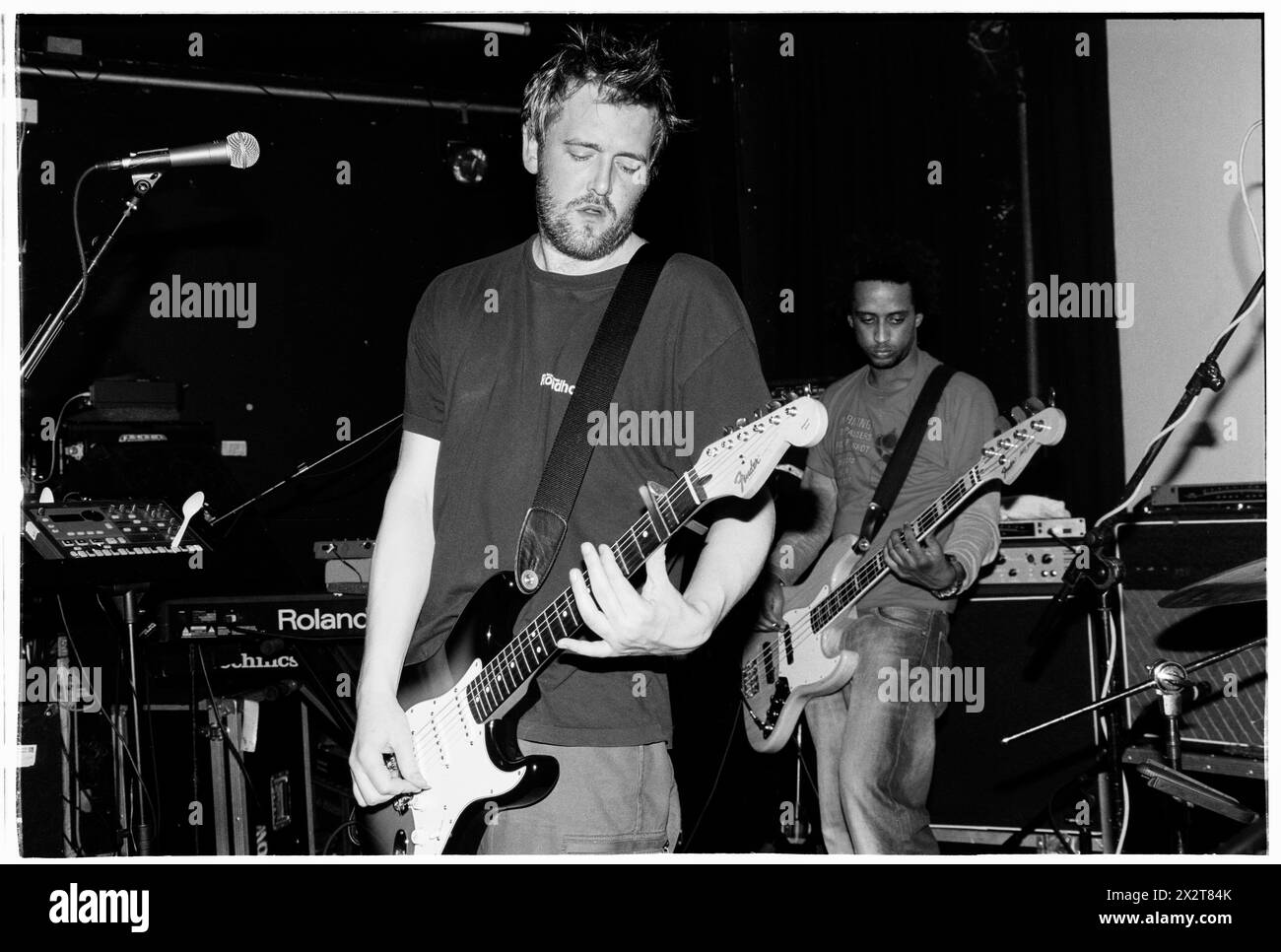 GUY GARVEY, GOMITO, GIOVANE, 2001: Un giovane Guy Garvey della rock band britannica Elbow che suona dal vivo con il loro album di debutto 'Asleep in the Back' al Clwb Ifor Bach (The Welsh Club) a Cardiff, Galles, Regno Unito il 6 maggio 2001. Fotografia: Rob Watkins. INFO: Elbow, un gruppo rock britannico formatosi nel 1997 a Manchester, affascina il pubblico con i loro testi emozionali e melodie tematiche. Successi come "One Day Like This" mettono in risalto il loro suono distintivo, guadagnandosi il plauso della critica e una base di fan dedicata in tutto il mondo. Foto Stock