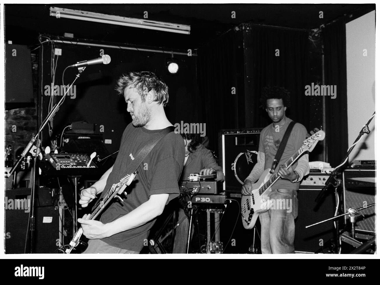 GUY GARVEY, GOMITO, GIOVANE, 2001: Un giovane Guy Garvey della rock band britannica Elbow che suona dal vivo con il loro album di debutto 'Asleep in the Back' al Clwb Ifor Bach (The Welsh Club) a Cardiff, Galles, Regno Unito il 6 maggio 2001. Fotografia: Rob Watkins. INFO: Elbow, un gruppo rock britannico formatosi nel 1997 a Manchester, affascina il pubblico con i loro testi emozionali e melodie tematiche. Successi come "One Day Like This" mettono in risalto il loro suono distintivo, guadagnandosi il plauso della critica e una base di fan dedicata in tutto il mondo. Foto Stock
