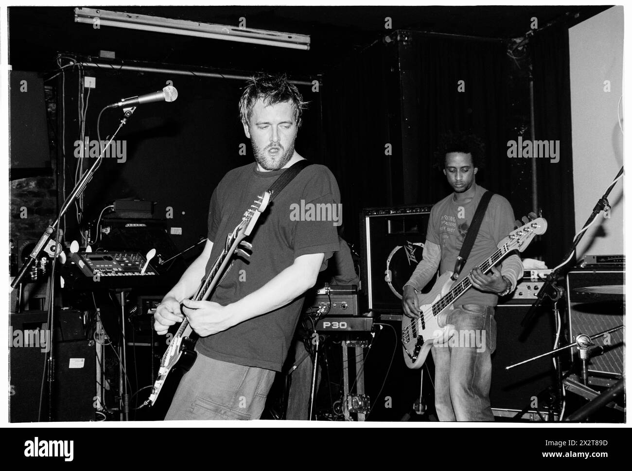 GUY GARVEY, GOMITO, GIOVANE, 2001: Un giovane Guy Garvey della rock band britannica Elbow che suona dal vivo con il loro album di debutto 'Asleep in the Back' al Clwb Ifor Bach (The Welsh Club) a Cardiff, Galles, Regno Unito il 6 maggio 2001. Fotografia: Rob Watkins. INFO: Elbow, un gruppo rock britannico formatosi nel 1997 a Manchester, affascina il pubblico con i loro testi emozionali e melodie tematiche. Successi come "One Day Like This" mettono in risalto il loro suono distintivo, guadagnandosi il plauso della critica e una base di fan dedicata in tutto il mondo. Foto Stock