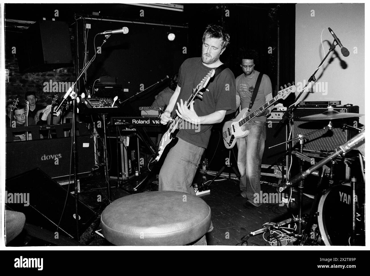 GUY GARVEY, GOMITO, GIOVANE, 2001: Un giovane Guy Garvey della rock band britannica Elbow che suona dal vivo con il loro album di debutto 'Asleep in the Back' al Clwb Ifor Bach (The Welsh Club) a Cardiff, Galles, Regno Unito il 6 maggio 2001. Fotografia: Rob Watkins. INFO: Elbow, un gruppo rock britannico formatosi nel 1997 a Manchester, affascina il pubblico con i loro testi emozionali e melodie tematiche. Successi come "One Day Like This" mettono in risalto il loro suono distintivo, guadagnandosi il plauso della critica e una base di fan dedicata in tutto il mondo. Foto Stock